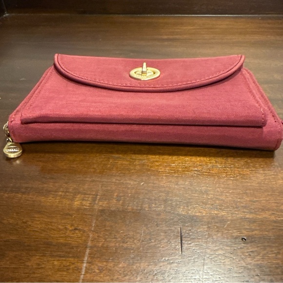 BAGGALINI WALET Wine Colored Turnlock RFID Spacious - Picture 2 of 8